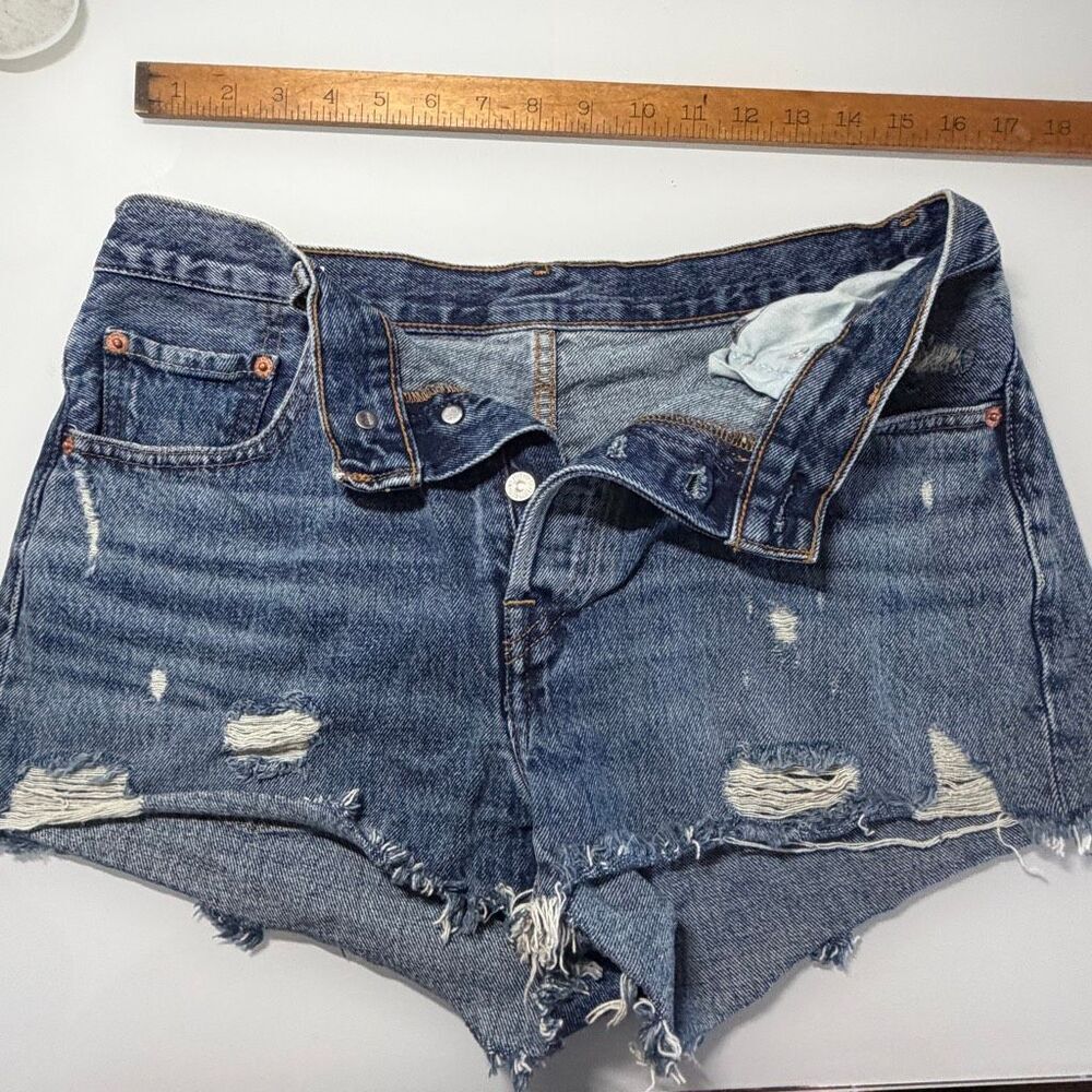 Levi’s 501 distressed shorts Sz 28